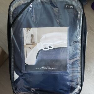UGG Avalon Reversible Blanket - Dark Blue and White
